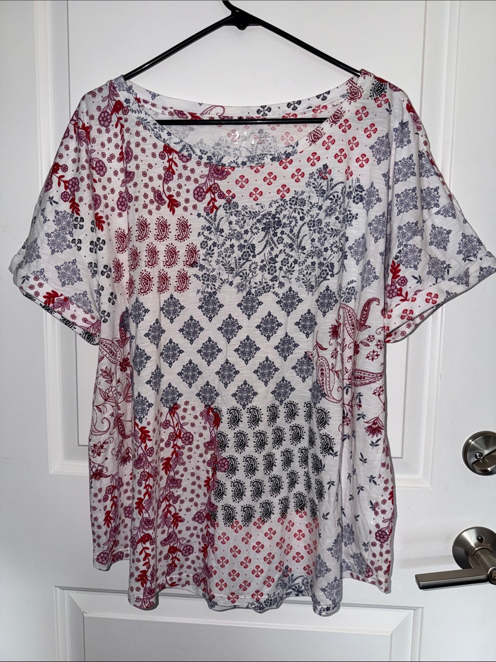Maurices Women’s White, Red & Blue Patterned Short Sleeve Top